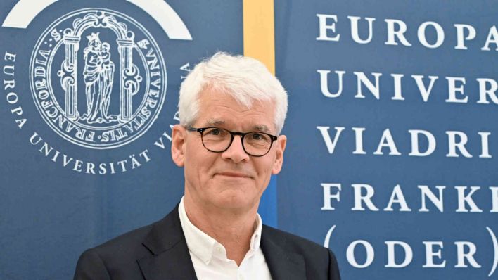 Eduard Mühle, aufgenommen auf der Pressekonferenz zu seinem Amtsantritt als neuer Präsident der Europa-Universität Viadrina Frankfurt (Oder). Er hatte sein Amt zum 1. April offiziell angetreten. (Foto: dpa)