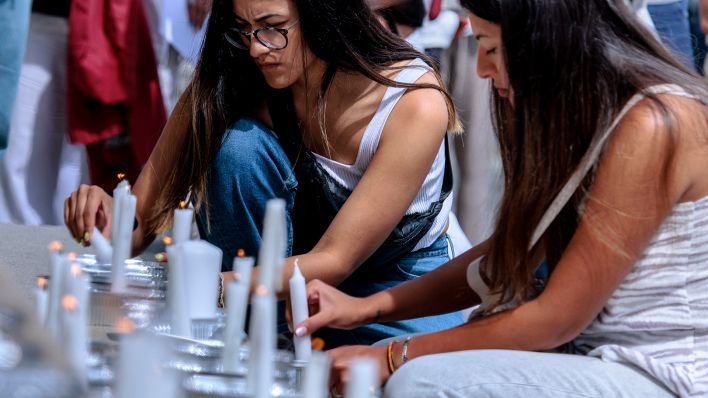 Archivbild: Teilnehmerinnen zünden am 05.08.2023 bei einer Solidaritätskundgebung für eine vermisste Studentin aus Mexiko vor der Botschaft von Mexiko Kerzen an. (Quelle: dpa/Carsten Koall)
