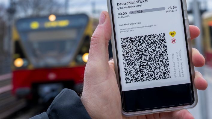 Auf dem Display eines Handys wird der QR-Code eines Deutschland-Tickets gezeigt (Bild: dpa/Monika Skolimowska)