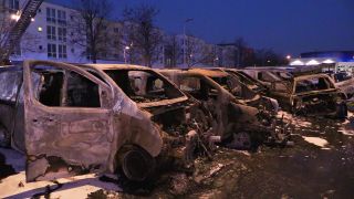 Ausgebrannte Kleintransporter stehen an einem Autohaus am 21.04.2023 im Berliner Bezirk Marzahn-Hellersdorf.(Quelle:dpa/D.Totaro)