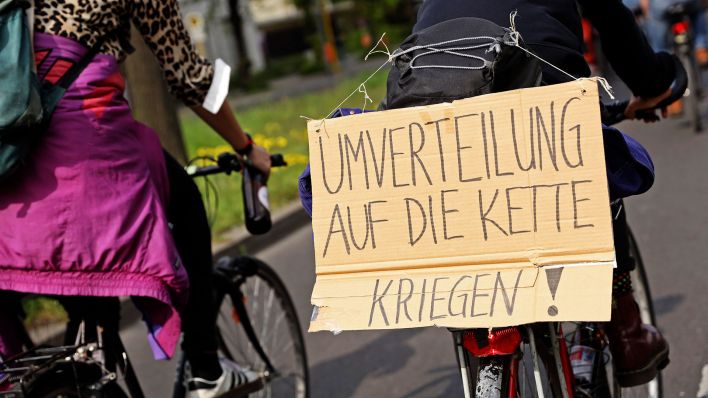 Archivbild:Fahrradkorso in den Grunewald für die Umverteilung von Reichtum organisiert vom Quartiersmanagement Grunewald am 1.,05.2022.(Quelle:dpa/B.Kriemann)