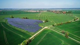 Symbolbild: Das Luftbild einer Drohne zeigt eine große Photovoltaikanlage in Brandenburg.(Quelle:dpa/P.Pleul)