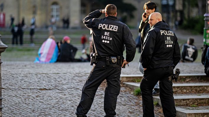 Polizisten stehen am 30.04.2023 vor der Demonstration «Take back the night.» in Berlin-Kreuzberg.(Quelle:dpa/F.Sommer)