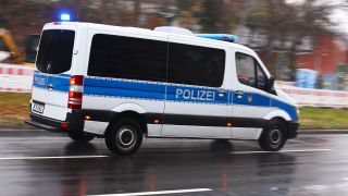 Ein Mannschaftswagen der Polizei fährt durch Berlin (Bild: dpa/Wolfram Steinberg)