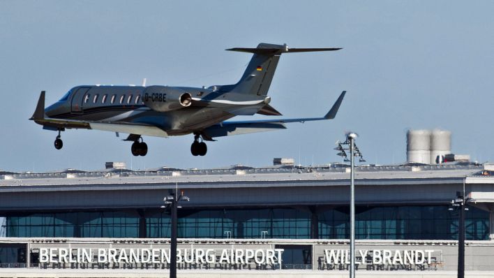 Symbolbild:Ein Privatjet landet neben dem Flughafen Berlin Brandenburg Airport Willy Brandt (BER).(QAuelle:dpa/P.Pleul)