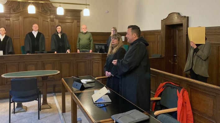 Die Angeklagte Pflegerin (r) steht zum PRozessauftakt hinter ihren Anwälten im Berliner Landgericht (Bild: dpa/Marion van der Kraats)