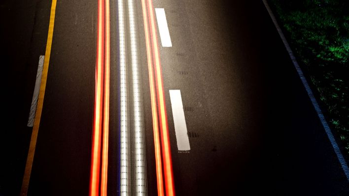 Lichtspuren vorbeifahrender Autos auf einer Straße (Quelle: Daniel Kubirski)