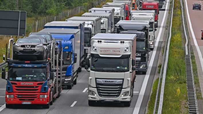 Symbolbild:Lkw stauen sich auf der Autobahn A12 in Richtung Polen etwa 10 Kilometer vor dem deutsch-polnischen Grenzübergang.(Quelle:dpa/P.Pleul)