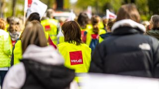 Symbolbild:Klinikpersonal trägt verdi-Westen und Fahnen bei einem Streik.(Quelle:dpa/R.Keuenhof)