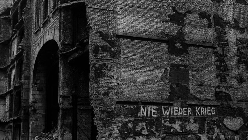 "Nie wieder Krieg" steht am Giebel des ehm. Haus der Technik (später Tacheles) am 26.03.1986.(Quelle:dpa/R.Zöllner)