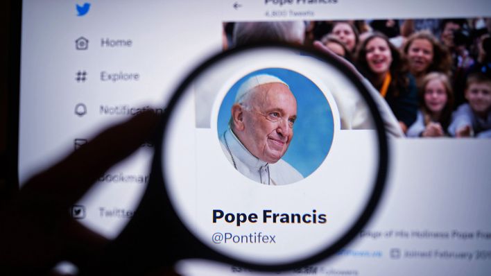Die offizielle Twitter-Seite von Papst Franziskus, nachdem sein altes blaues Häkchen entfernt wurde, wird am 20.04.2023 auf einem Laptop-Bildschirm angezeigt.(Quelle:dpa/Y.Mok)
