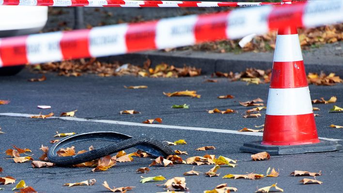 Archivbild: Das Rad des Fahrrads des tödlichen Unfalls einer Radfahrerin liegt am 31.10.2022 auf der Bundesallee in Berlin-Wilmersdorf.(Quelle:dpa/P.Zinken)