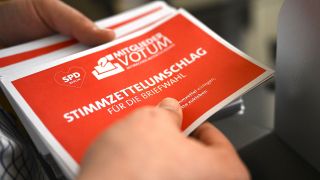 Mitarbeiter bereiten die Unterlagen für das Mitgliedervotum der SPD Berlin zum Koalitionsvertrag vor (Quelle: DPA/Britta Pedersen)