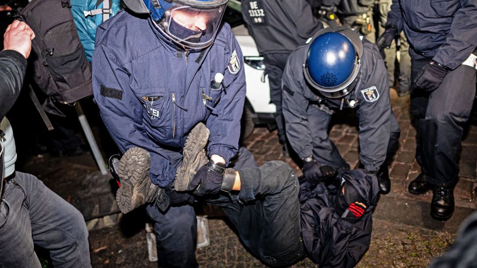 Die Berliner Polizei nimmt auf der Demonstration «Take back the night.» in Berlin-Kreuzberg am 30.04.2023 eine Teilnehmerin in Gewahrsam.(Quelle:dpa/F.Sommer)