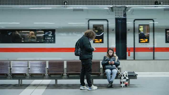 Wartende Passagiere am Berliner Hauptbahnhof (Bild: dpa/Schoening)