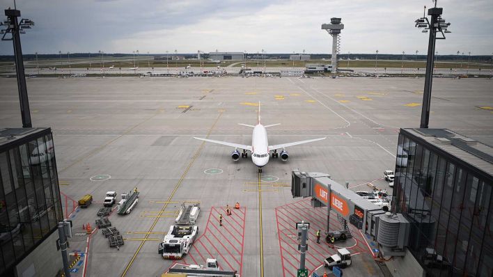 Archivbild von 2021: Ein Airbus A320 rollt am Terminal 1 des Flughafen BER zur Abfertigung (Quelle: dpa-Zentralbild/Soeren Stache)