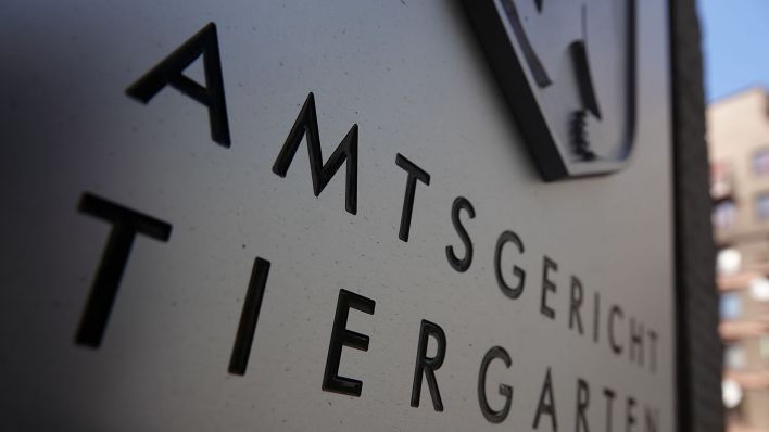 Der Eingang des Amtsgerichts Tiergarten mit Schriftzug des Gerichts und dem Berliner Wappen. (Quelle: dpa/Taylan Gökalp)