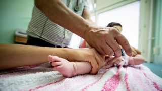 Ein Kinderarzt verabreicht einem Kleinkind eine Pneumokokken-Impfung. (Quelle: dpa/Fabian Sommer)
