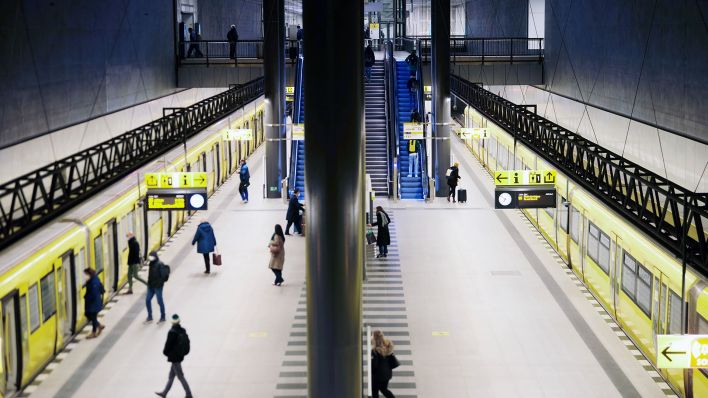 Personen gehen auf der U-Bahn Station am Hauptbahnhof. (Quelle: dpa/Annette Riedl)