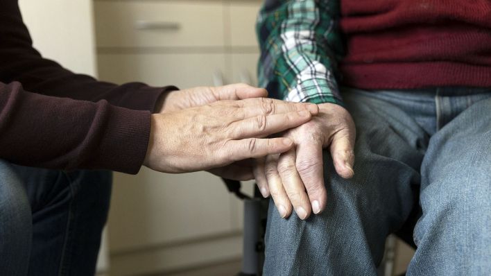 Besuch eines alten Mannes im Pflegeheim (Quelle: dpa/Ute Grabowsky)