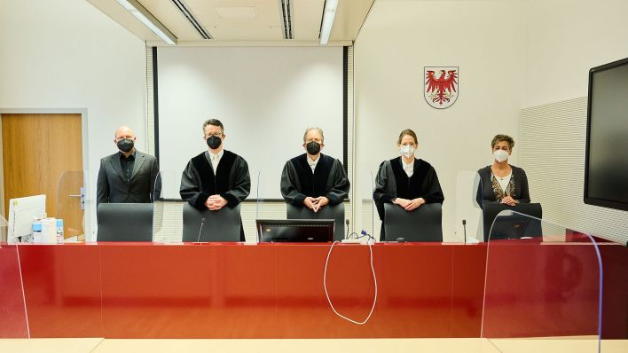 Die Kammer unter dem Vorsitzenden Richter Manfred Kalmes (M) tritt im Verwaltungsgericht zusammen. (Quelle: dpa/Annette Riedl)