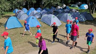 Kinder nehmen an dem einwöchigen Ferienlager teil. (Quelle: dpa/Bernd Wüstneck)