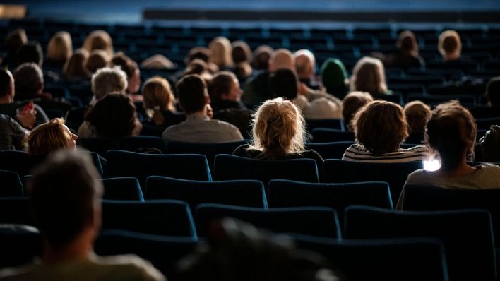 Besucher sitzen im Kino International. (Quelle: dpa/Fabian Sommer)