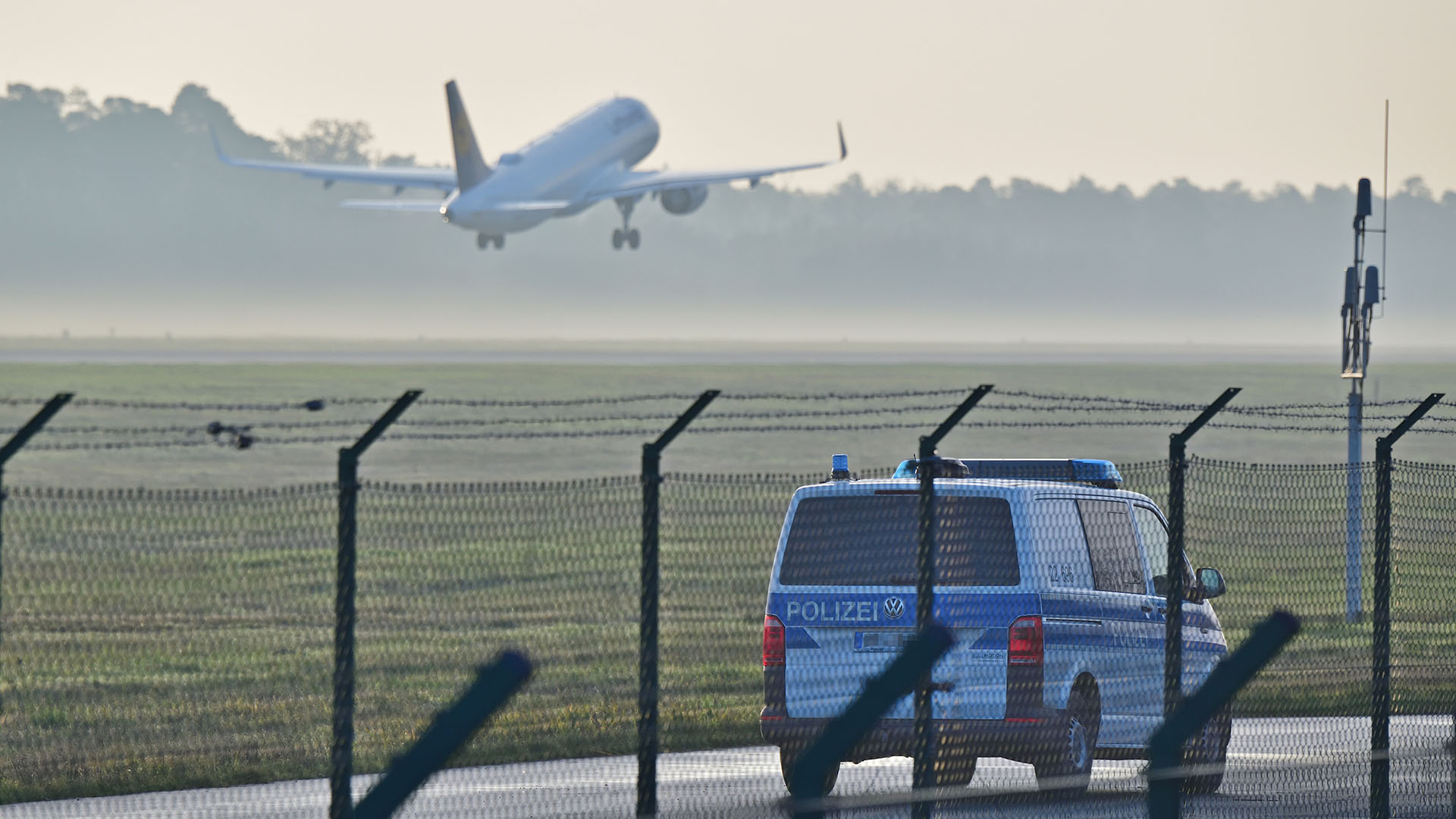 Symbolbild: Erhöhte Sicherheitsmaßnahmen an Flughäfen. (Quelle: dpa/Daniel Kubirski)