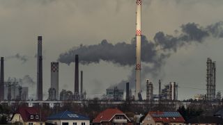 Schornsteine der PCK-Raffinerie und anderer Unternehmen im Industriepark Schwedt ragen in den Himmel. (Quelle: dpa/Wolfram Steinberg)