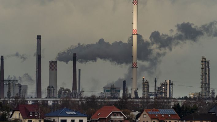 Schornsteine der PCK-Raffinerie und anderer Unternehmen im Industriepark Schwedt ragen in den Himmel. (Quelle: dpa/Wolfram Steinberg)