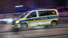 Ein Polizeiauto fährt mit Blaulicht zu einem Einsatz. (Quelle: dpa/Monika Skolimowska)