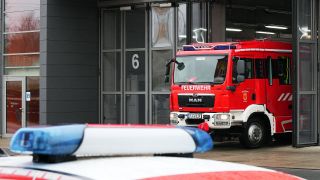 Ein Fahrzeug der Feuerwehr fährt rückwärts durch das Tor in die Potsdamer Feuerwehr-Hauptwache. (Quelle: dpa/Soeren Stache)