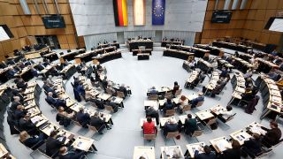 Abgeordnete der Fraktionen nehmen an der konstituierenden Sitzung des Abgeordnetenhauses von Berlin teil. (Quelle: dpa/Carsten Koall)