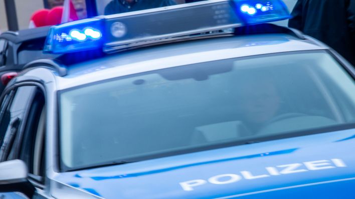 Ein Einsatzfahrzeug der Polizei ist mit Blaulicht zu einem Einsatz unterwegs. (Quelle: dpa/Jens Büttner)