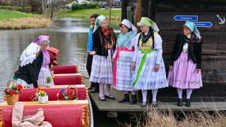 Frauen in sorbisch-wendischer Festtagstracht kommen zur Saisoneröffnung im Spreewalddorf Schlepzig. (Quelle: dpa/Patrick Pleul)