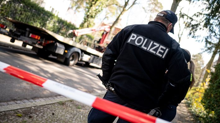 Mitarbeiter der Berliner Polizei haben in Berlin-Grunewald einen tatort abgesperrt. (Quelle: dpa/Fabian Sommer)