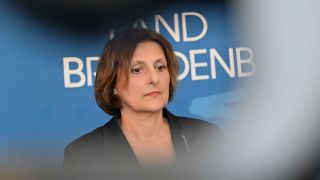 Britta Ernst (SPD), Bildungsministerin von Brandenburg, erklärt bei einer Pressekonferenz in der Staatskanzlei Brandenburg ihren sofortigen Rücktritt. (Quelle: dpa/Michael Bahlo)