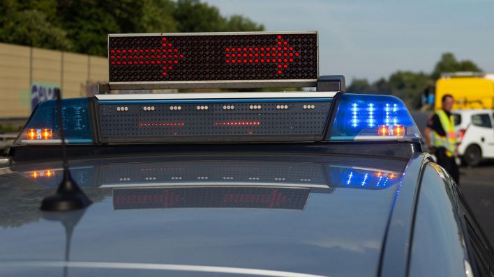 Ein Einsatzfahrzeug, Streifenwagen, der Polizei steht mit Blaulicht vor einer Unfallstelle auf der Autobahn. (Quelle: dpa)