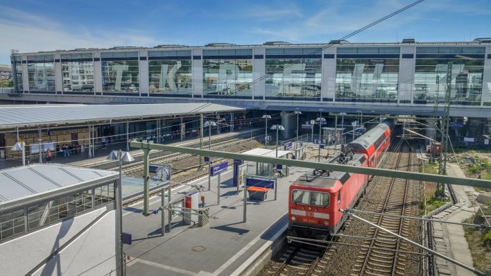 Ein Regionalexpress hält am Bahnhof Ostkreuz in Berlin-Friedrichshain. (Quelle: dpa/Bildagentur-online/Joko)