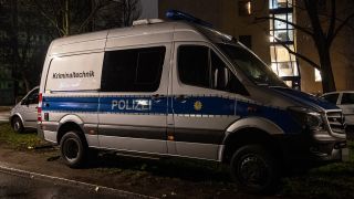 Symbolbild: Das Einsatzfahrzeug der Kriminaltechnik der Polizei steht vor einem Wohnhaus in Berlin. (Quelle: dpa/P. Zinken)
