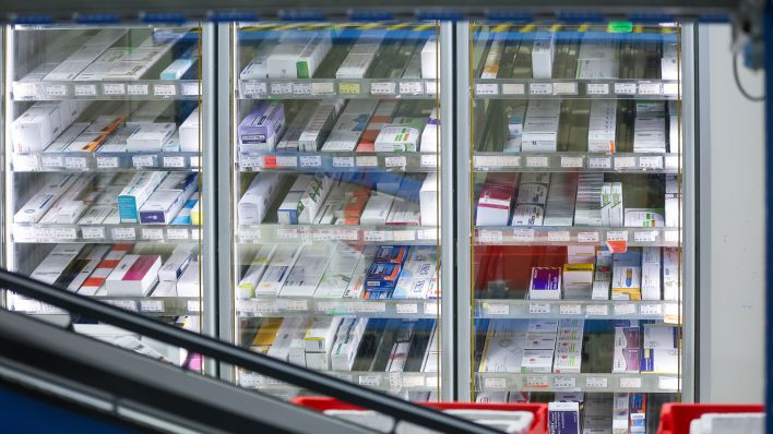 Medikamente liegen zur Kommissionierung in Kühlregalen der Phoenix Pharmahandel GmbH bereit. (Quelle: dpa/Jan Woitas)