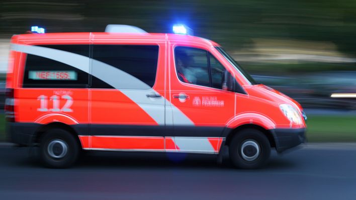 Symbolbild: Ein Notarztwagen der Berliner Feuerwehr im Einsatz. (Quelle: dpa/W. Steinberg)
