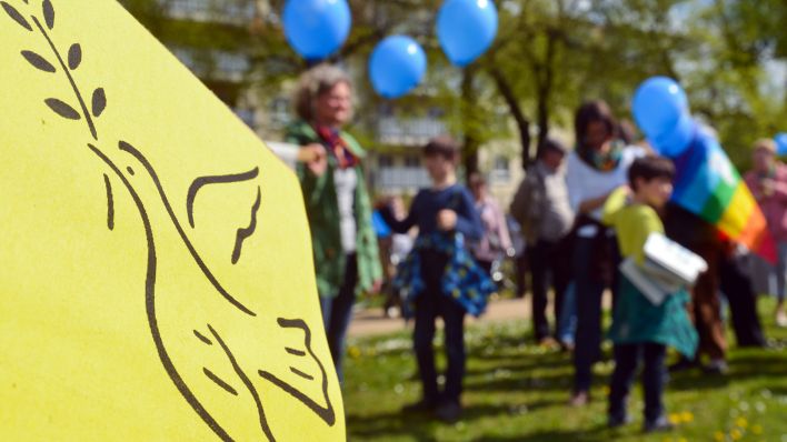 ine Friedenstaube ist am 20.04.2014 auf einem Plakat beim Ostermarsch in Frankfurt (Oder) (Brandenburg) zu sehen. (Quelle: dpa/P. Pleul)
