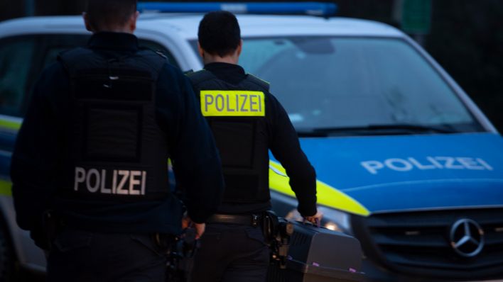 Symbolbild: Polizeibeamte vor einem Polizeifahrzeug in Berlin im Einsatz. (Quelle: dpa/P. Zinken)