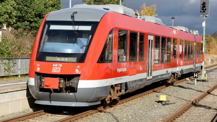 Ein Zug der Bauart Coradia LINT 41 vom Prignitz-Express fährt am 02.11.2016 in Neuruppin (Brandenburg) in den Bahnhof (Quelle: dpa/Bernd Settnik)