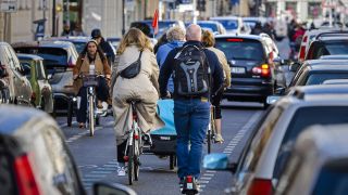 Symbolbild: Radfahrer fahren auf der Fahrradstrasse in der Linienstrasse in Berlin Mitte. (Quelle: dpa/T. Trutschel)