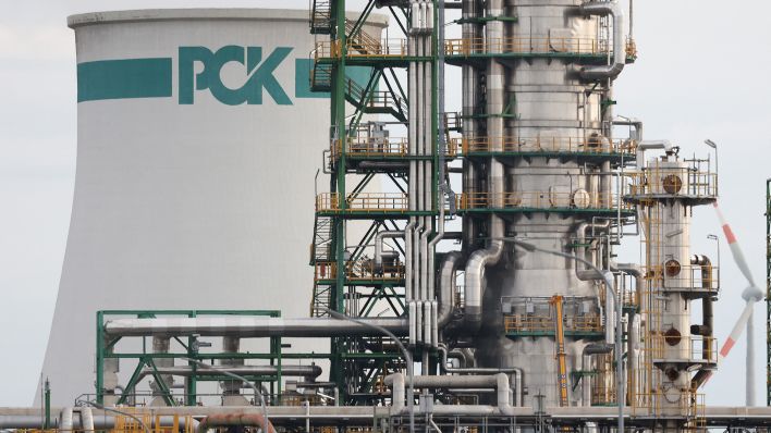Archivbild: Ein Turm mit einem PCK-Logo ist auf dem Gelände der PCK-Raffinerie zu sehen. (Quelle: dpa/J. Carstensen)