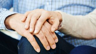 Symbolbild: Ein verliebtes Senioren-Paar legt die Hände aufeinander. (Quelle: dpa/R. Kneschke)