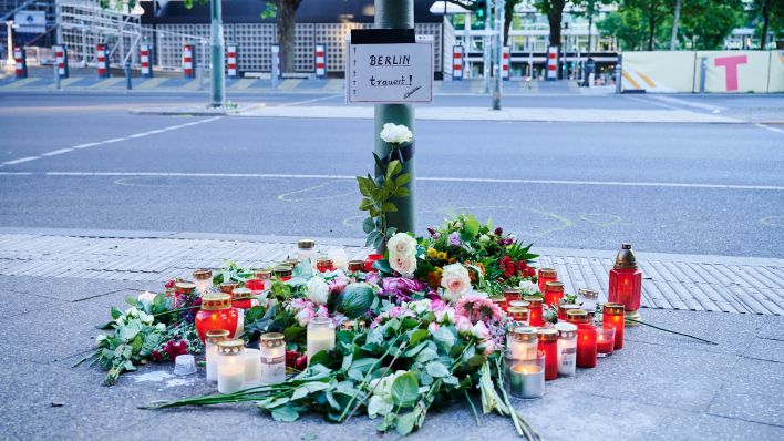 Archivbild: Blumen und Kerzen am Tatort Todesfahrt Kudamm (dpa/Annette Riedl)
