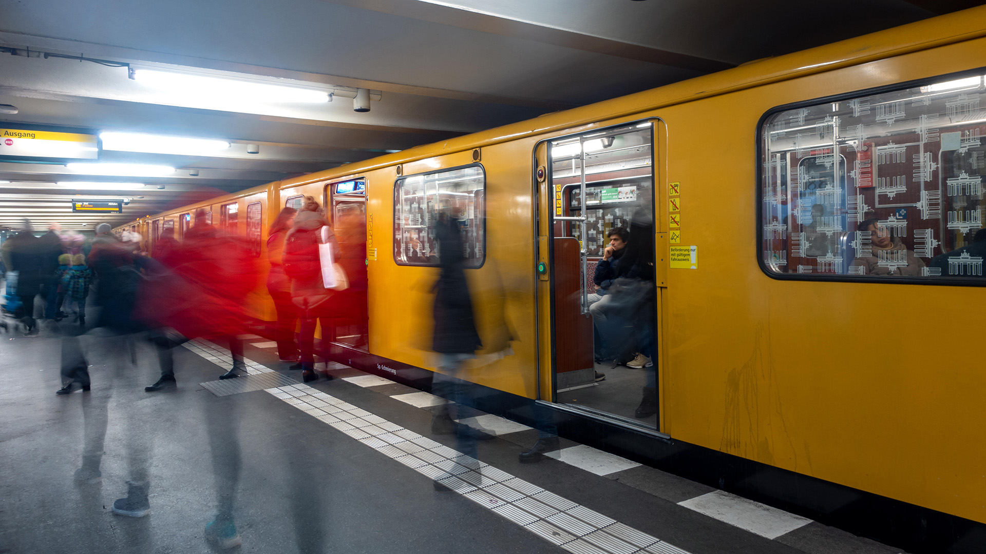 Symbolbild: Menschen steigen an einem U-Bahnhof aus einer stehenden U-Bahn. (Quelle: dpa/Spremberg)